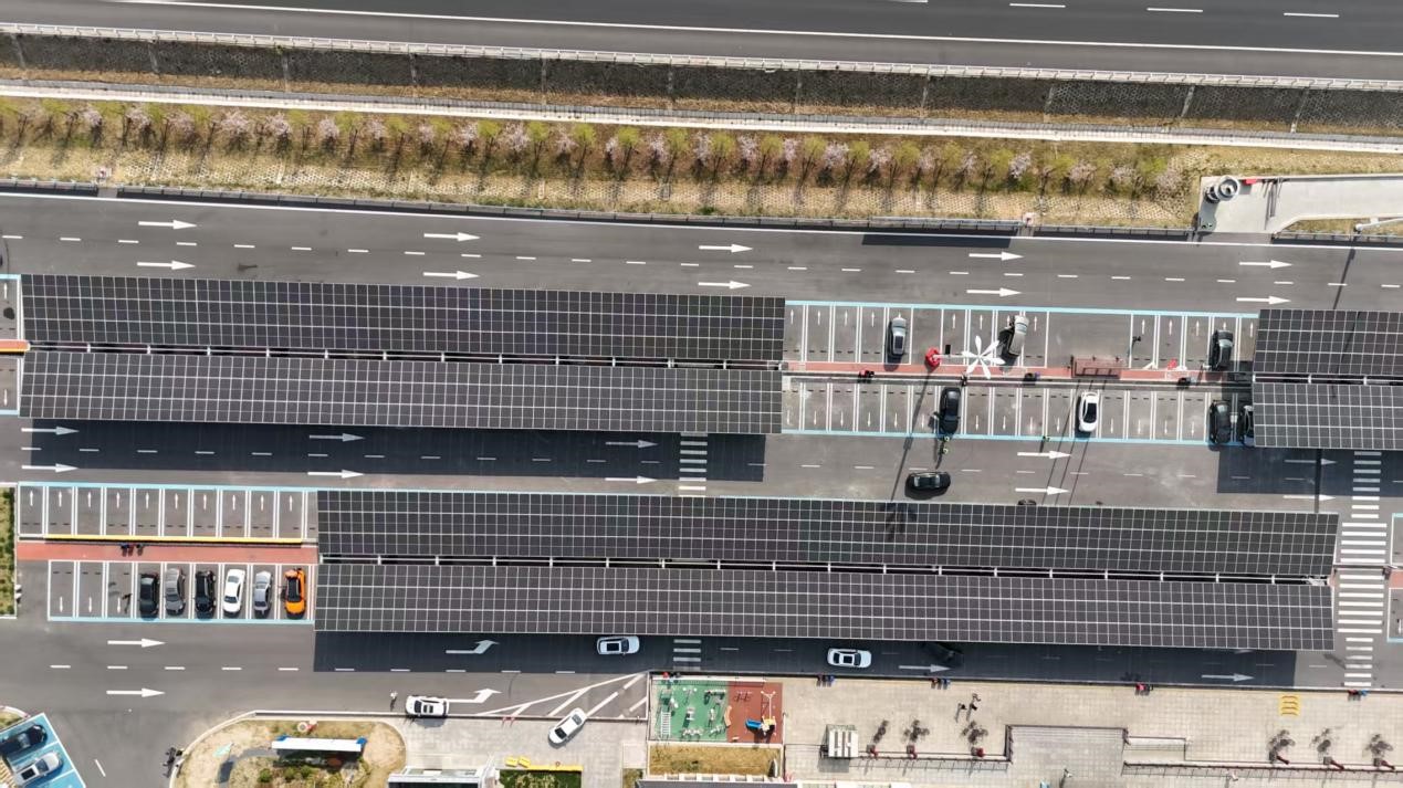 苏交控京沪高速刘老庄服务区2.4MW分布式光伏电站
